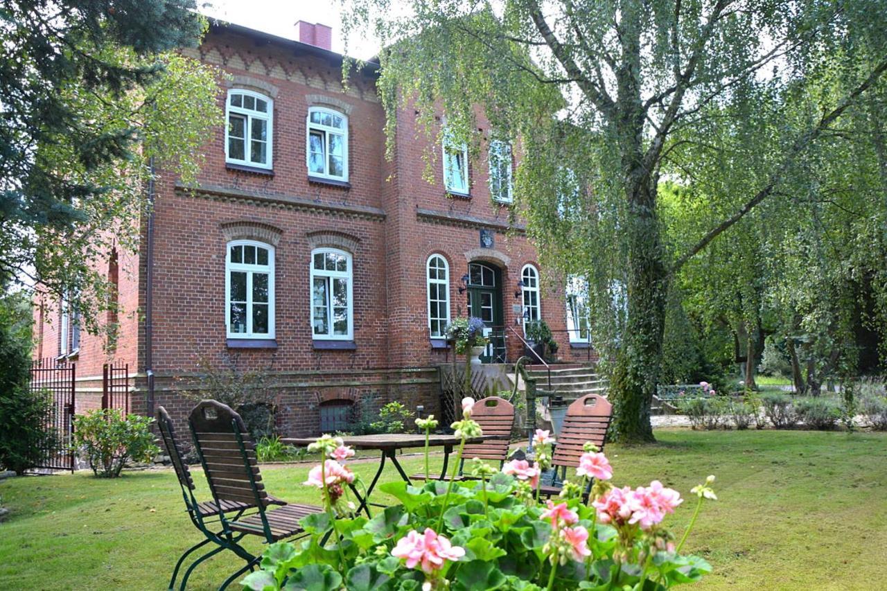ホテル Gutshaus Zietlitz Dobbin-Linstow エクステリア 写真
